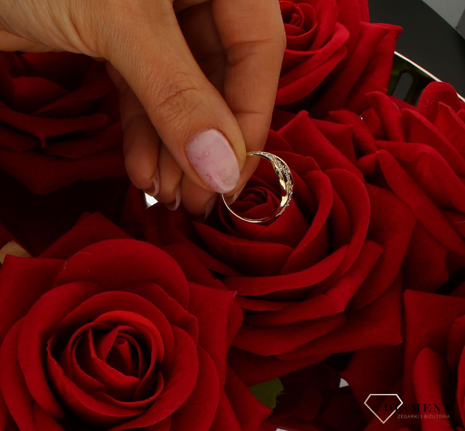 Pierścionek damski złoty szeroki czarne cyrkonie próba 375 rozmiar 17 PI 4498B 375. Złota biżuteria na prezent. Pierścionki złote na prezent. Pomysł na prezent dla kobiety. Oryginalny złoty pierścionek. Złoty pierścionek z cyr.jpg